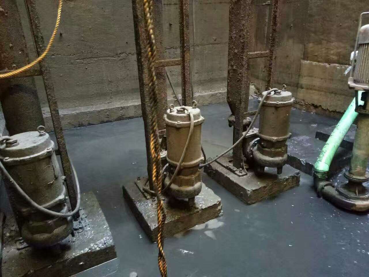 苏尼特左污水池清理