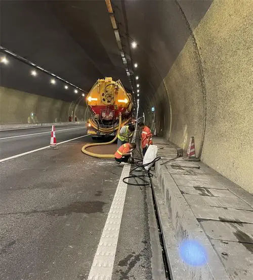 苏尼特左隧道排水渠清淤